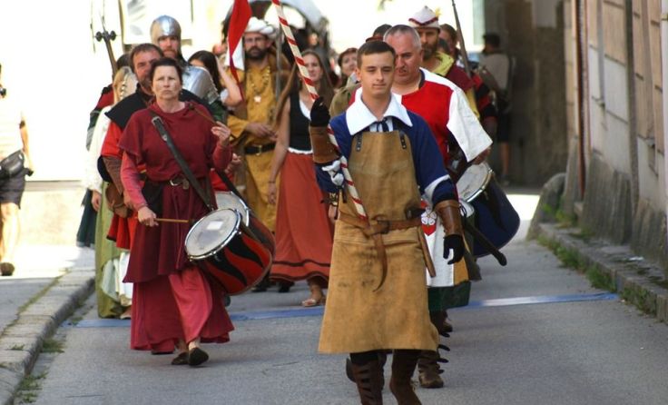 Rüstige Ritter und bezaubernde Mägde beim Einzug Foto: Nieroda