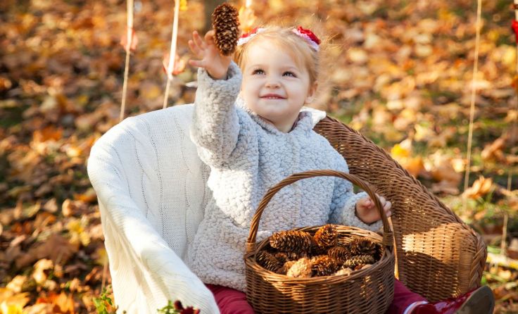 Besonders Kinder finden große Freude am Sammeln von Naturmaterialien. Foto: Fotolia