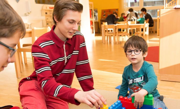 Junge Männer lernen den Beruf des Kindergärtners kennen