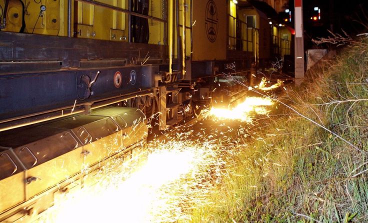 Der Schienenschleifzug bei der Arbeit. Fotos: ÖBB