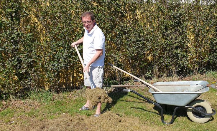 FP-Abgeordneter Dorner bei der Gartenarbeit. Foto: FPÖ NÖ
