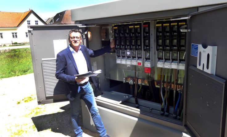 Walter Trachsler bei der Kontrolle der neuen Trafostation Foto: Netz NÖ 
