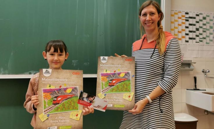 Lehrerin Rosemarie Prinz mit Maltalent Emma Kralovetz (Foto: SMS Scheibbs)