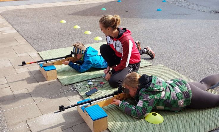 Biathlontrainerin Laura Hochreither mit den gelehrigen Schülern Foto: VS Spital am Pyhrn