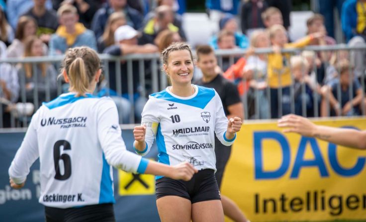 Marlene Hieslmair jubelt über die Tabellenführung. Foto: Valentin Weber