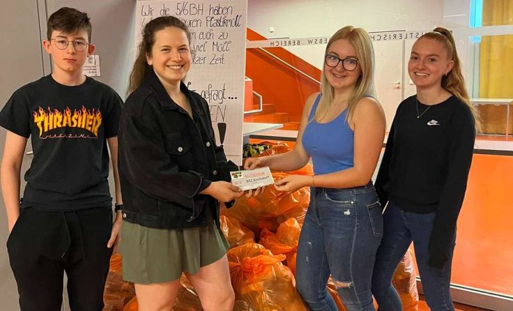 V.l.: Peter, Sarah, Nicola und Gracia staunen über den Plastikberg.