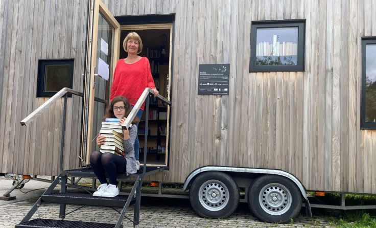 Bibliothekarin mit einer fleißigen Leserin vor der MoBib