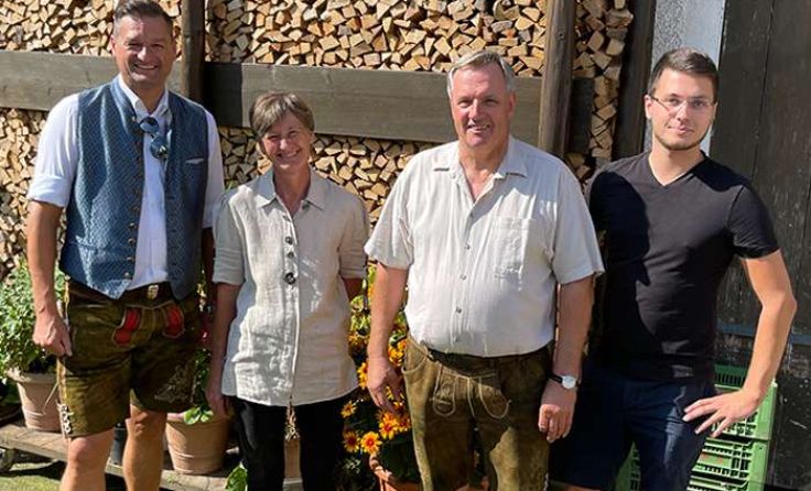 (V.l.) LAbg. Michael Gruber, Karin und Johann Huemer, GV David Aichinger Foto: FPÖ OÖ 
