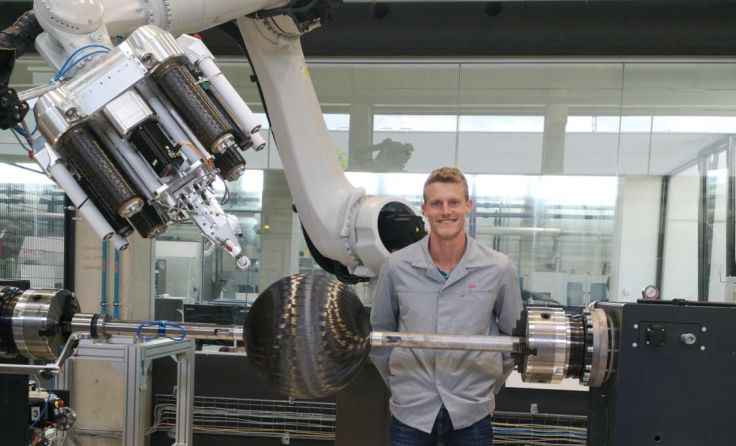 Alexander Auinger beim neuen vierfach Wickelroboter von Peak Technology. Foto: Peak Technology