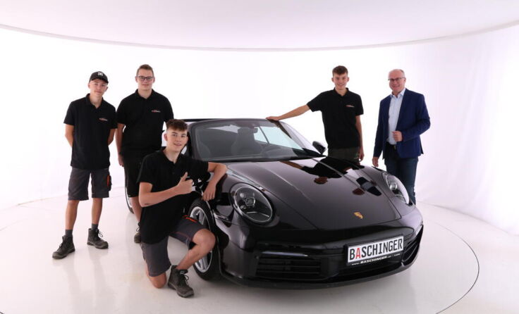 GF Günther Baschinger (re.) mit einem Teil seiner Lehrlinge (Foto: Autohaus Baschinger)