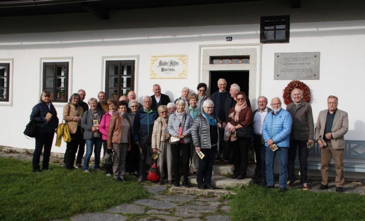 Foto vor dem Stifter-Geburtshaus in Oberplan (Foto: Fotoclub Weibern - Friedrich Steiner)