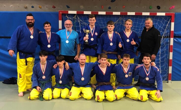 Die Judoka des JZ Rapso mit Trainer Günther Brandtner und Obmann Otto Bruckner. (Foto: JZ Rapso)