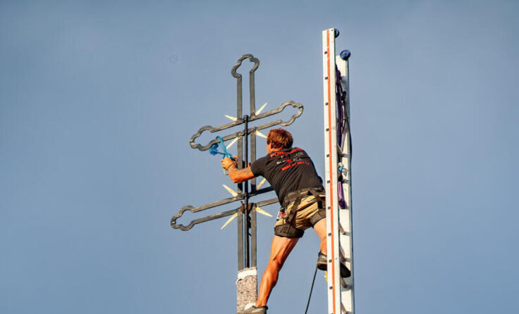 Foto von der Turmkreuzsteckung (Foto: zVg)