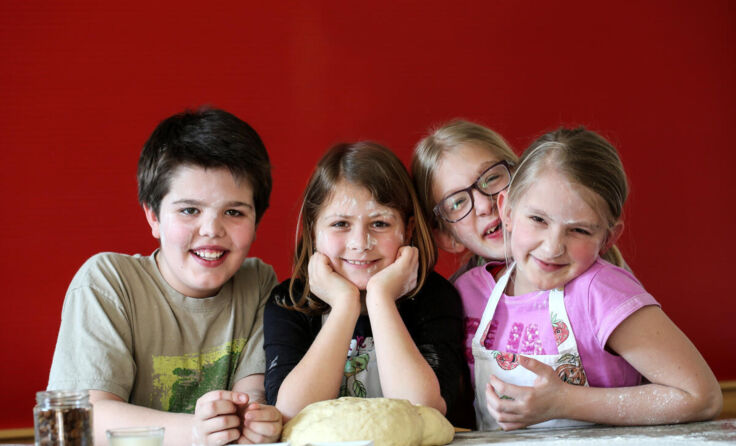 In einer Gruppe von Gleichaltrigen macht Backen noch mehr Spaß. (Foto: Foto: V. Weihbold)