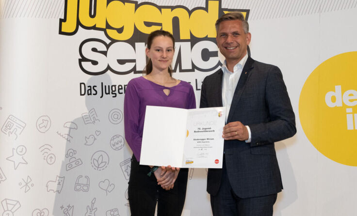 Miriam Stoderegger mit Jugend-Landesrat Dr. Wolfgang Hattmannsdorfer (Foto: Land OÖ/Andreas Krenn)