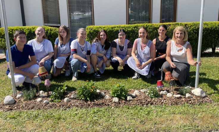 Die Schüler des Compassion Projektes mit Claudia Hörzing und Nina Außermayr. (Foto: Sarah Mehler)