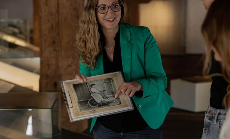 Eine Kulturvermittlerin macht Steyrer Stadtgeschichte lebendig. (Foto: Helena Wimmer)
