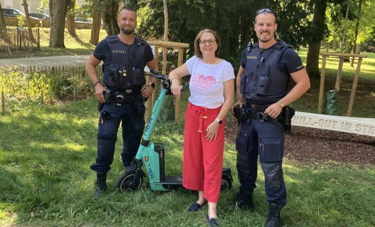 Verkehrsstadträtin Judith Ringer mit den beiden Polizeiinspektoren der Polizei Steyr (Foto: privat)
