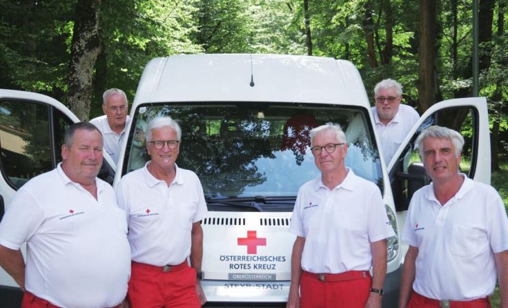 Gruppenfoto des RK-Behindertenfahrdienstes Steyr-Stadt (Foto: OÖ RK)