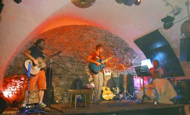Die Band "WOS?", die bei der letzten offenen Bühne ihren neuen Song vorstellte. (Foto: Hofmüller)