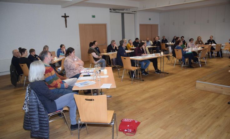 Die Seelsorge-Teams bei ihrer Ausbildung im Pfarrzentrum Resthof (Foto: Bernhard Felbauer)