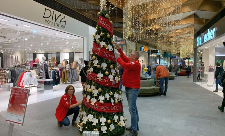 Ronald und Kornelia Freudenthaller beim Schmücken des Weihnachtswunschbaumes. (Foto: OÖRK)