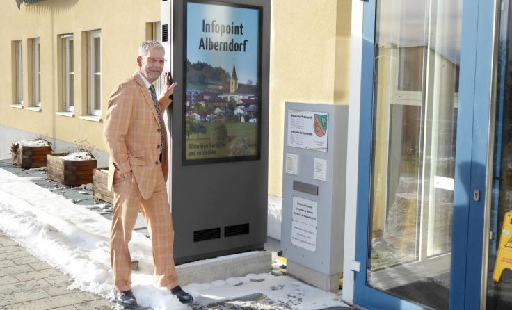 Bgm. Martin Tanzer vor dem Infopoint (Foto: Gemeinde Alberndorf)