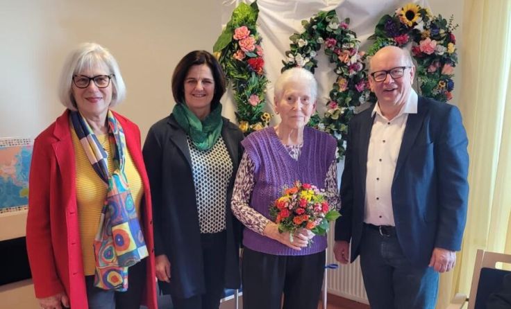 Magdalena Schwarz mit Gratulanten (Foto: Marktgemeinde Walding)