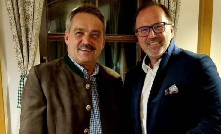 Bezirksobmann Günter Pröller (re.) gratuliert Obmann Johannes Ecker zur Wiederwahl (Foto: FPÖ UU)