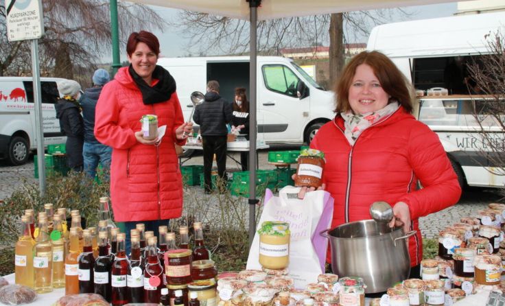 Petra Burger und Marianne Limberger freuen sich auf regen Marktbesuch. (Foto: Anita Eckerstorfer)