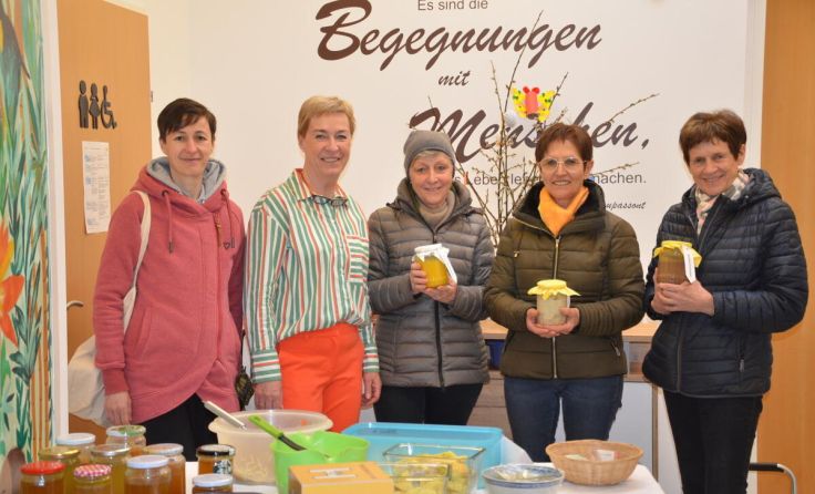 Stützpunktleiterin Sissy Wolfesberger (2. vo. li.) mit einigen Kundinnen (Foto: Erika Ganglberger)
