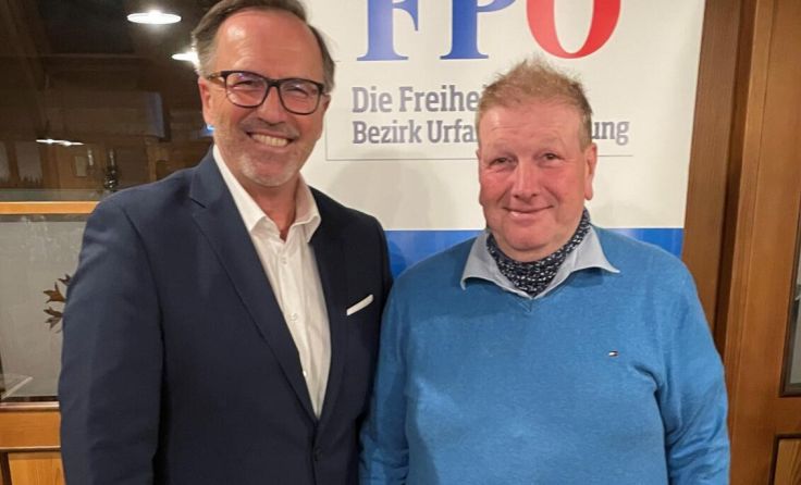 Bezirksparteiobmann Günter Pröller (li.) gratuliert Herbert Prammer zur Wiederwahl (Foto: FPÖ UU)