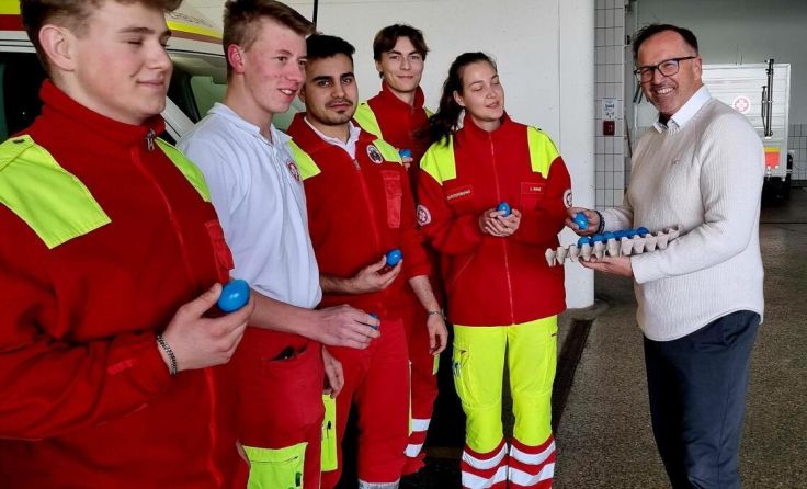 FPÖ Bezirksobmann Pröller überreicht Ostereier und eine kleine Spende. (Foto: FPÖ UU)