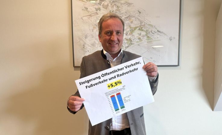 Bgm. Michael Hammer präsentiert die neuen Zahlen. (Foto: Marktgemeinde Altenberg bei Linz)