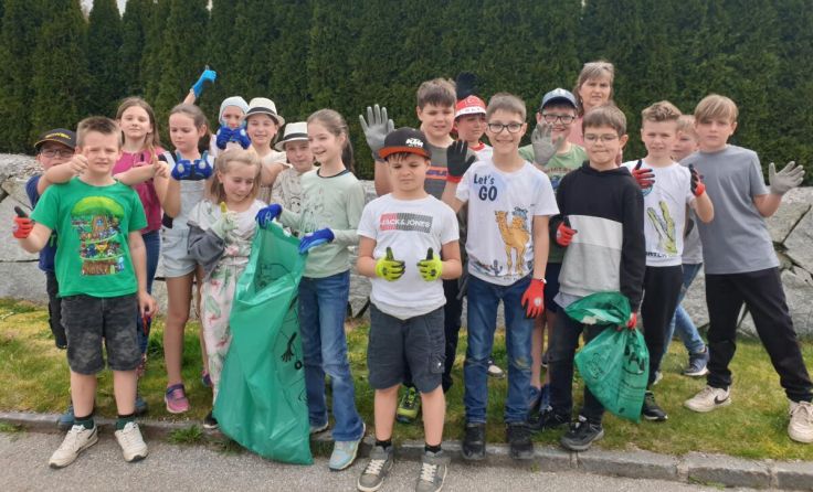 Die Volksschul-Kids mit Direktorin Claudia Haudum. (Foto: Erika Ganglberger)