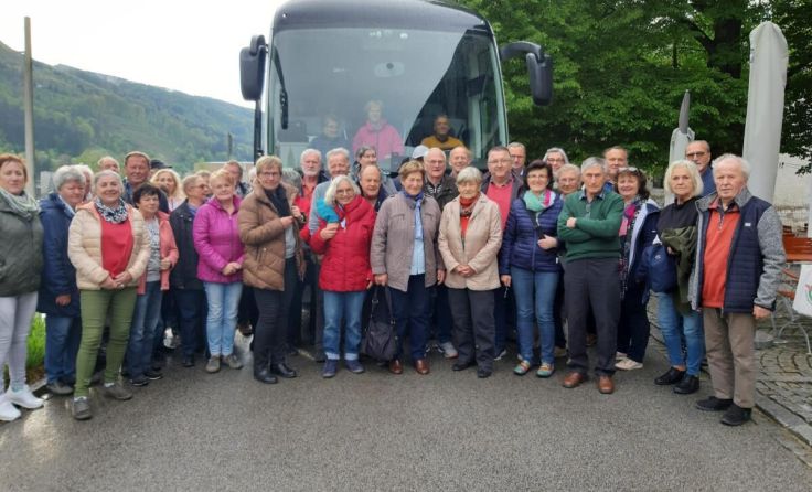 Reiseteilnehmer mit Bus in Untergrießbach (Foto: Wurzinger)