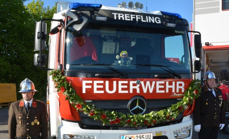 Segnung des neuen Rüstlöschfahrzeuges für die Feuerwehr Treffling (Foto: FF Treffling)