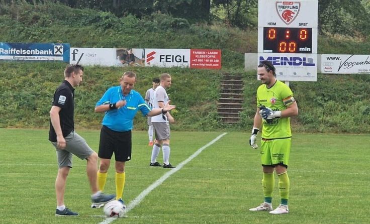 Thomas Minichberger vom Weinherbst Team beim Ehrenanstoß. (Foto: ÖVP Engerwitzdorf)