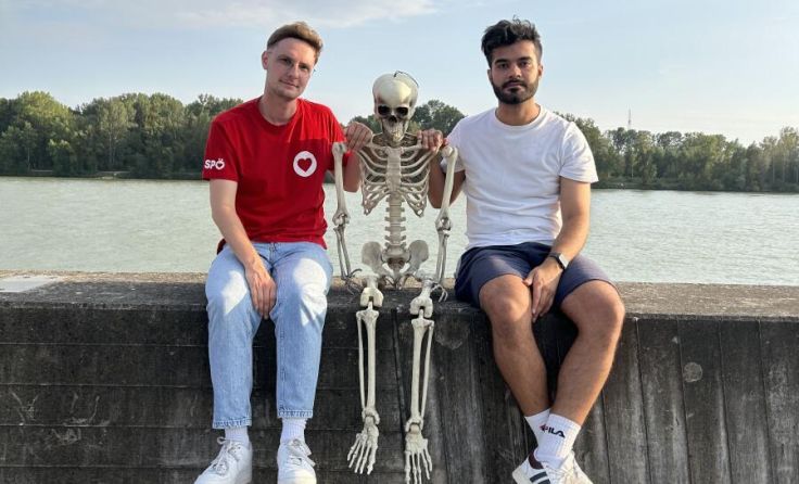 Aktivisten der SJ wie sie auf Verbesserungen im Schulsystem warten. (Foto: Alexander Leutgeb)