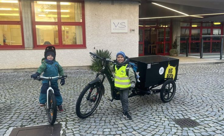 Die Kids mit der "Big Berta" (Foto: Iris Prandstätter/Lisa Steiner)
