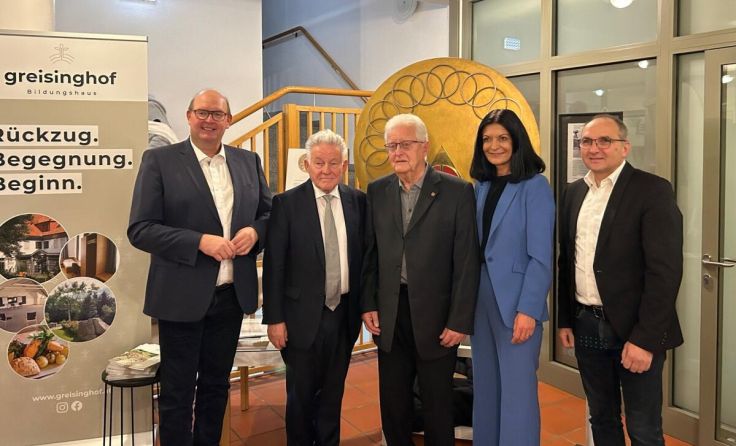 Gruppenfoto: Kühtreiber mit den Ehrengästen (Foto: Bildungshaus Greisinghof)