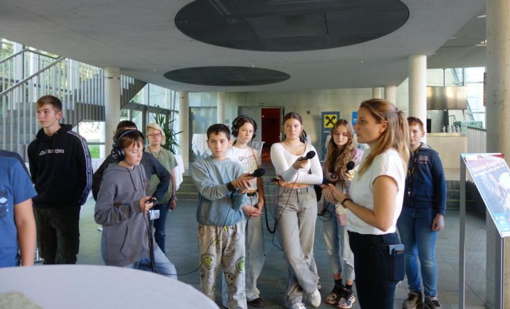 Alexandra Kloiber bei der Führung durch die Bruckmühle (Foto: Redaktion Freies Radio Freistadt)