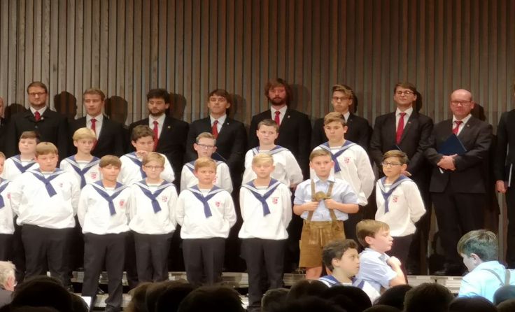 St. Florianer Sängerknaben begeisterten am 28.10.2018 im vollbesetzten Donausaal Mauthausen.