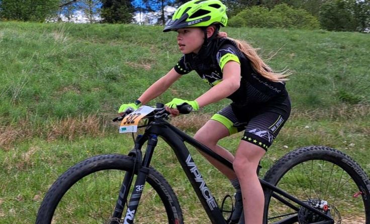 Heidi Schwarz in Action beim Radrennen, mit ihrem Mountainbike.