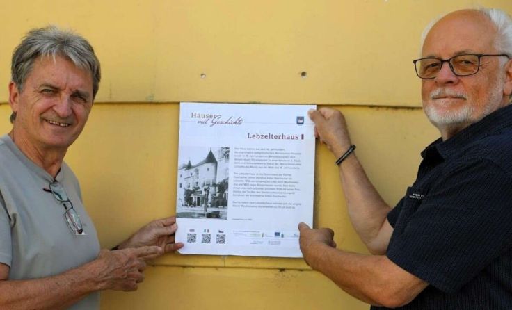 Karl-Heinz Sigl und Gottfried Kraft mit den neuen Hausbeschriftungstafeln