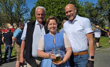 Riesiger Maibaum in Mauthausen an der Donau