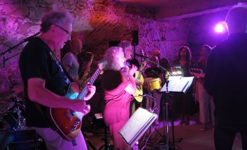 Rockmusik erfüllte die ehrwürdigen Mauern von Schloss Pragstein
