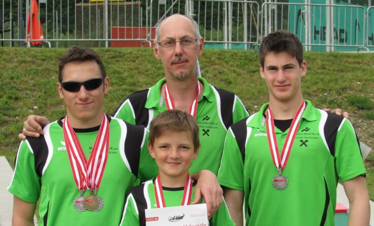 Julian Weibold, Jonas Taubenböck, Joey Masutti und Trainer Franz Lechner