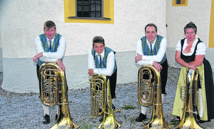 Die Tubisten des Musikvereines sorgen für die richtige Grundstimmung.