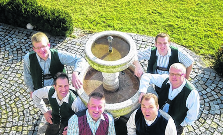 Die „Neukirchner Trachtenbradler“ spielen den Frühschoppen in Frauschereck.